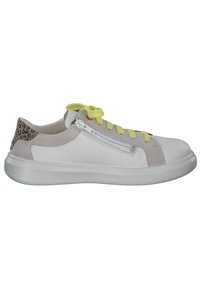 Weiße Sneakers mit grauen Wildlederakzenten, gelben Schnürsenkeln und einem Reißverschlussdetail an der Seite. Verfügt über eine strukturierte Sohle und einen Leopardenmuster-Fersenbereich.