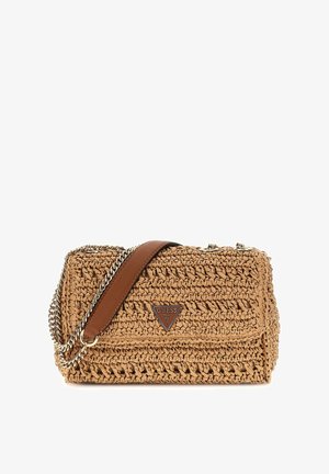 Sac en paille tissée de couleur beige clair avec une bandoulière en cuir marron et des accents en chaîne argentée. Doté d'un logo triangulaire sur le devant.