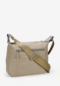 Bolso bandolera beige fabricado en material texturizado, con un bolsillo frontal con cremallera, correa ajustable con marca y acentos de hardware metálico.