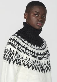 Koroshi Strickpullover - crudo