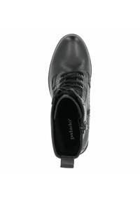 Botín de cuero negro hasta el tobillo con punta redonda, cierre de cordones en el frente y cremallera lateral. Textura suave con un ligero brillo. Nombre de la marca visible en el interior.