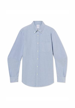 Lichtblauw overhemd met lange mouwen, knopen aan de voorkant, een borstzak en een button-down kraag, plat uitgestald op een witte achtergrond.