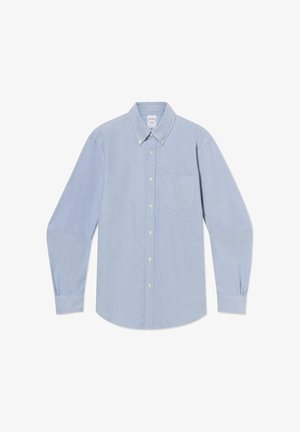 Jasnoniebieska koszula z długim rękawem, zapinana na guziki, z przednią kieszenią i kołnierzykiem zapinanym na guziki, ułożona płasko na białym tle.