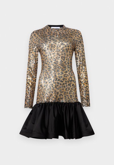 Gouden en zwarte jurk met lange mouwen, bedekt met pailletten in een luipaardpatroon, met een rimpelige zwarte satijnen zoom.