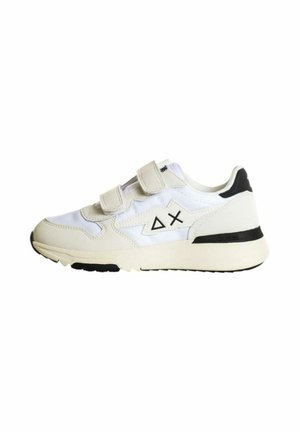 Sneaker bianco con accenti neri, realizzato in mesh e materiali sintetici. Presenta una chiusura a strappo e dettagli geometrici sul lato.
