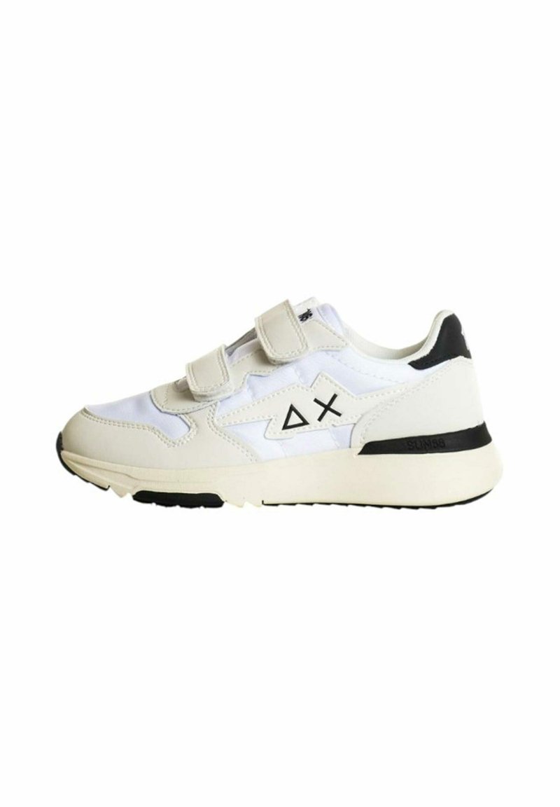 Sneaker bianco con accenti neri, realizzato in mesh e materiali sintetici. Presenta una chiusura a strappo e dettagli geometrici sul lato.