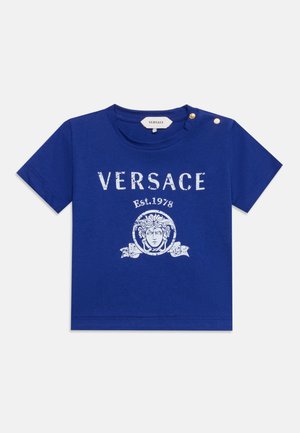 Blå kortærmet t-shirt til småbørn med hvid Versace-logo, Medusa-hovedgrafik og to gyldne knapper på venstre skulder.