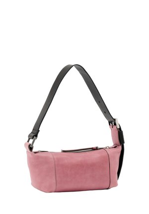 Sac bandoulière rectangulaire en daim rose avec une large sangle noire réglable et une fermeture éclair supérieure.