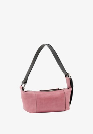 Rechthoekige schoudertas van roze suède met een brede zwarte verstelbare riem en een bovenste ritssluiting.