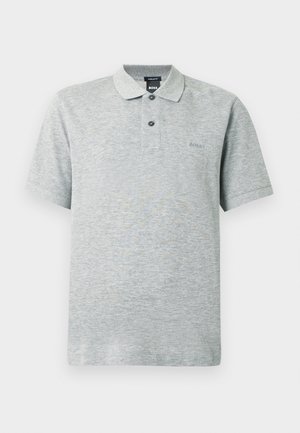 Polo en mélange de coton gris clair, manches courtes, tissu texturé, patte à deux boutons, logo discret sur la poitrine.