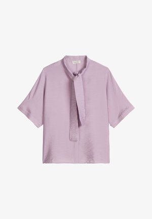Fioletowa bluzka z krótkim rękawem wykonana z teksturowanej tkaniny, z długim krawatem luźno zwisającym z przodu.