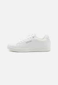 Vita sneakers i syntetmaterial med platta snören, en jämn yta och diskret märkning på sidan och hälen.