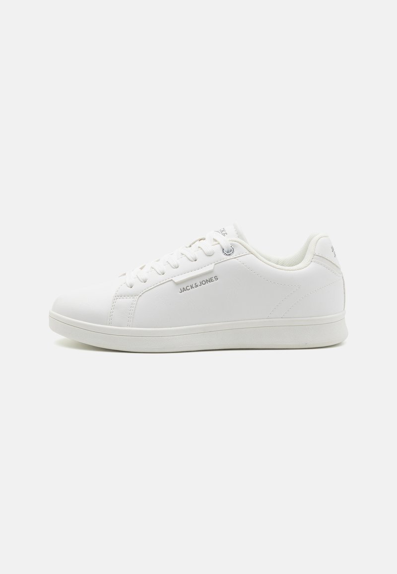 Vita sneakers i syntetmaterial med platta snören, en jämn yta och diskret märkning på sidan och hälen.