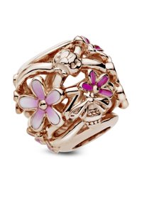 Anello floreale in tono oro con fiori in smalto rosa e bianco, design intricato con dettagli a forma di ape e una struttura a giorno.