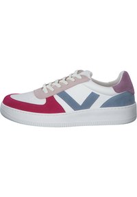 Zapatilla blanca con acentos de ante en rosa, lila claro y azul. Presenta una puntera redondeada, perforaciones en la caja de los dedos y cordones blancos.