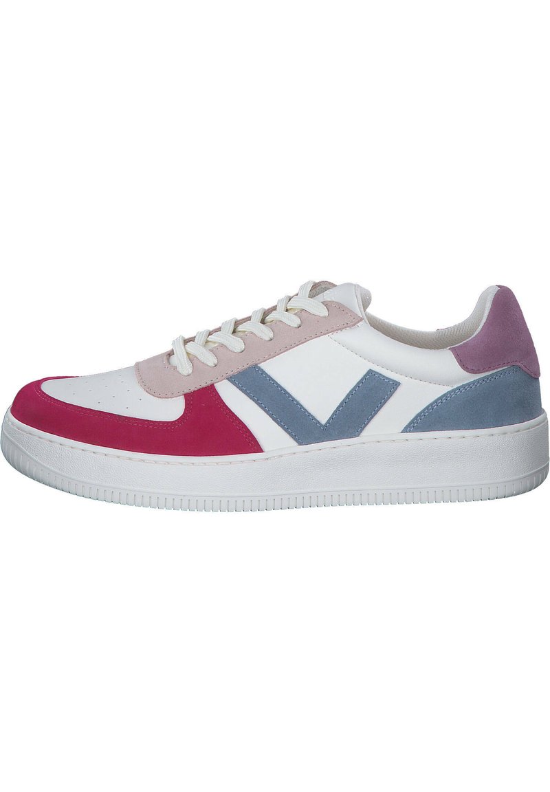 Zapatilla blanca con acentos de ante en rosa, lila claro y azul. Presenta una puntera redondeada, perforaciones en la caja de los dedos y cordones blancos.
