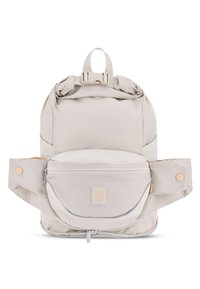 Rucsac gri deschis cu un capac pliabil, buzunar frontal cu fermoar, logo din cauciuc și accente cu buton tip snap. Fabricat dintr-un material durabil cu o textură netedă.