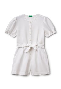 Romper bianco a maniche corte con chiusura a bottoni, cintura in vita e tasche laterali; realizzato in tessuto leggero con una texture liscia.