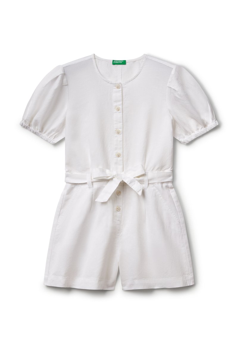 Romper bianco a maniche corte con chiusura a bottoni, cintura in vita e tasche laterali; realizzato in tessuto leggero con una texture liscia.