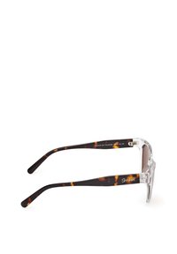 Polarisoidut aurinkolasit, joissa on kirkas etuosa ja ruskeat kilpikonnakuvioiset sankarivit, joissa on minimaalinen brändäys ja sileä pinta.