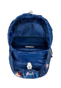 Modrý batoh s motivem vesmíru na vnějším povrchu. Saténový interiér, jedna zipová kapsa, nastavitelné ramenní popruhy a spona na zavírání.