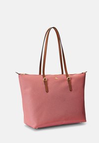 Różowa torba materiałowa z brązowymi skórzanymi uchwytami, zapięcie na zamek błyskawiczny i złote akcenty. Prostokątny kształt z delikatnym teksturowanym wzorem.