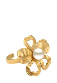 Gul blomstformet ring med en stor hvid perle i midten og struktureret, åben petaldesign på hvid baggrund.