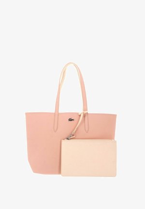 Sac cabas rose blush avec double poignées et une petite pochette beige amovible, ornée d'un logo crocodile embossé discret.
