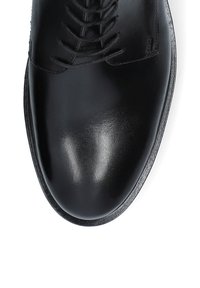 Czarne skórzane buty o wysokim połysku, tradycyjny fason na sznurówki, okrągły czubek i gładka faktura.