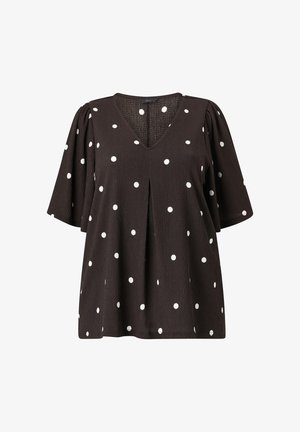 Zwarte blouse met structuur en witte polka dots, V-hals, plooi detail aan de voorkant en losse, ellebooglange wijdvallende mouwen.