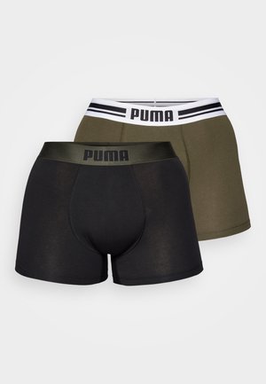 Deux boxers Puma pour hommes, un noir avec une ceinture noire et un vert olive avec une ceinture blanche arborant le logo Puma.
