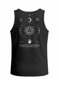 Schwarzes Tanktop mit einem himmlischen Design, das die Sonne, den Mond und die Mondphasen zeigt. Der Text beinhaltet "Licht & Schatten" und "Spirituelles Bewusstsein."