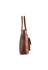 Sac fourre-tout en cuir marron avec deux poignées, une poche plate sur le côté, texture lisse et forme structurée.