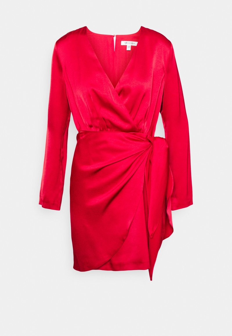 Robe portefeuille en satin rouge avec manches longues, encolure en V et un détail de nouage sur le côté créant un effet froncé à la taille. Couleur unie, texture lisse.