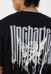 Jack & Jones JORUNCHARTERED OVERSIZED TEE UNISEX - T-shirts med print - black