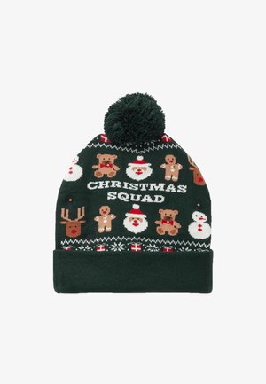 Gebreide muts in donkergroen met feestelijke patronen van beren, sneeuwpoppen, rendieren en peperkoekmannetjes, afgewerkt met een pompon bovenop.