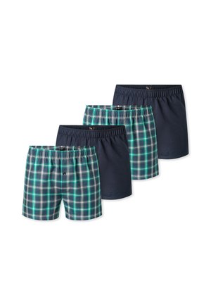 Vier herenboxershorts in afwisselende donkerblauwe en blauwgroene ruitpatronen, naast elkaar geplaatst tegen een witte achtergrond.
