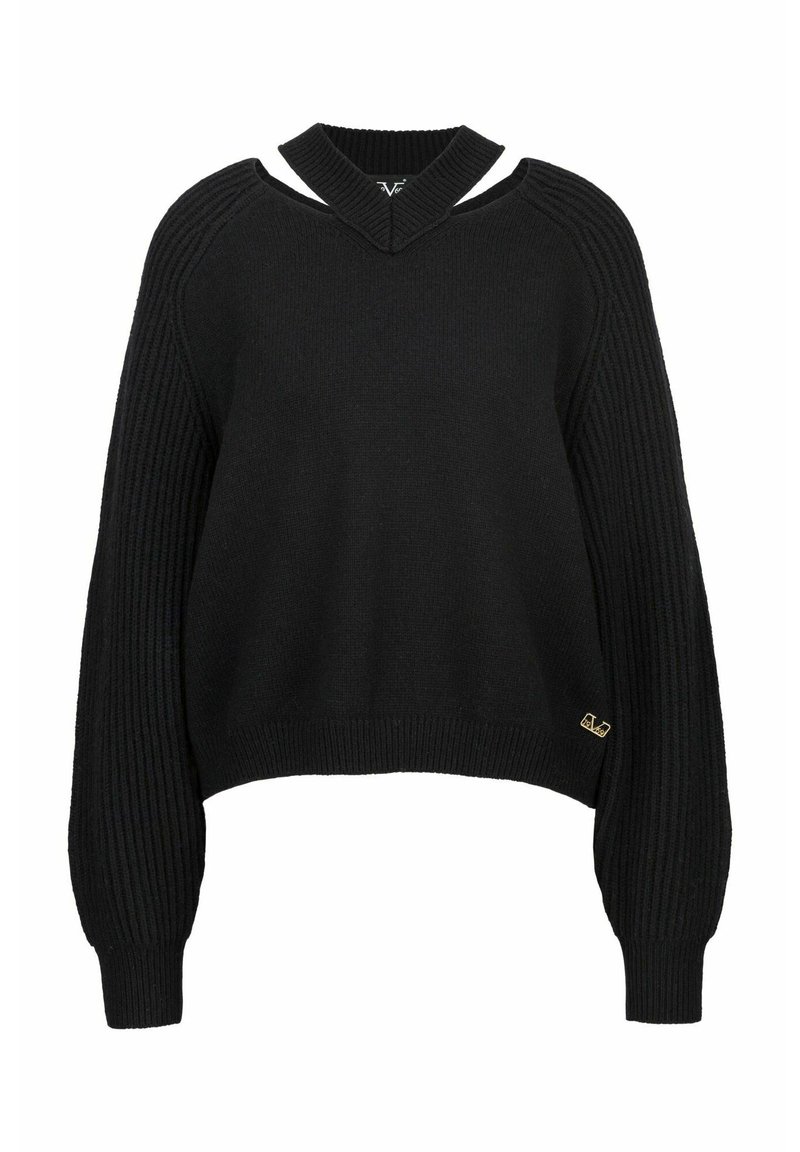 Schwarzer Strickpullover mit V-Ausschnitt, gerippten Ärmeln und kurzer Passform. Mit kleinem goldfarbenem Logo-Detail am Saum.