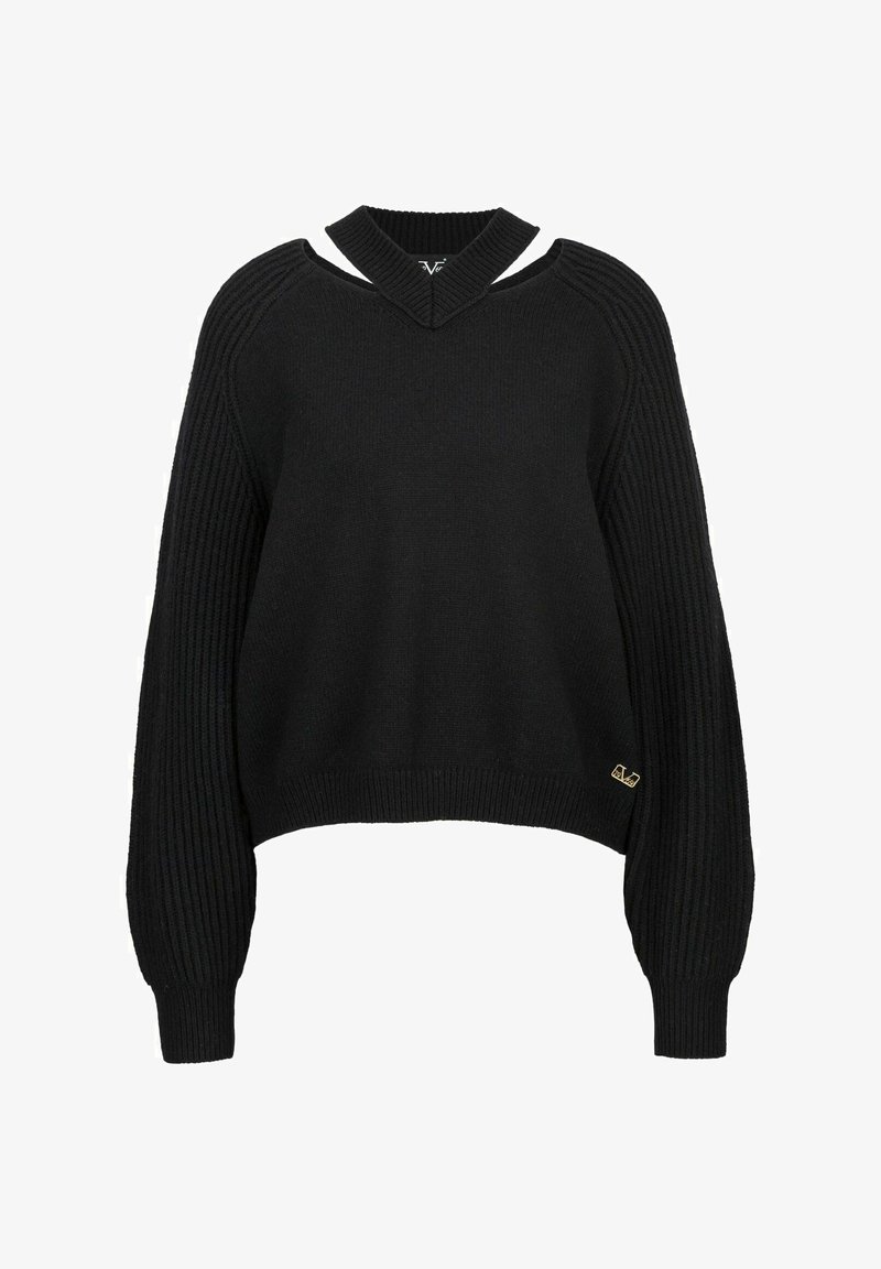 Schwarzer Strickpullover mit V-Ausschnitt, gerippten Ärmeln und kurzer Passform. Mit kleinem goldfarbenem Logo-Detail am Saum.