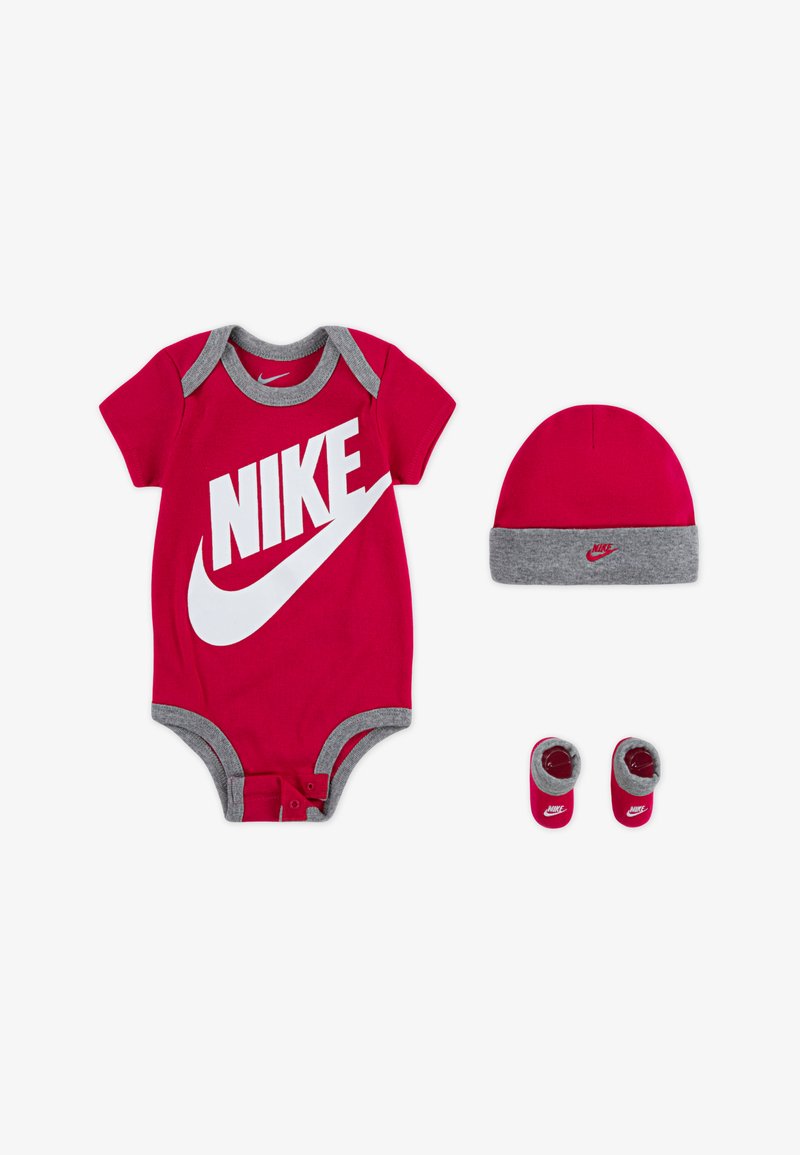 Rdeč kombinirani pajac s sivo-melirano detajli, ki vključuje velik bel Nike logo, v kompletu s usklajenim sivo-rdečim klobukom in copatki.