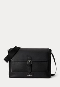 Schwarze Leder-Umhängetasche mit verstellbarem Schultergurt, vorderer Schnallenschließe und Polo Ralph Lauren Logo-Patch unten in der Mitte vorne.