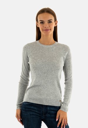 Maglione grigio chiaro a maniche lunghe con texture a coste, dotato di scollatura a girocollo e di un piccolo logo sul lato inferiore. Vestibilità casual.