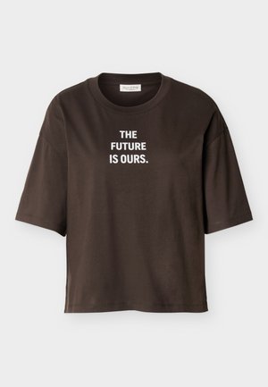 T-shirt à manches courtes marron foncé avec le texte blanc "THE FUTURE IS OURS." centré sur le devant et un col rond.