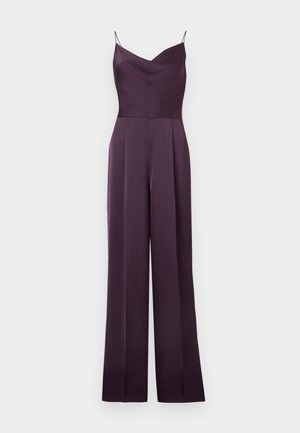 Ujjatlan, sötétlila szatén overall csőszerű nyakkivágással és bő, szárú nadrággal, fehér háttéren bemutatva.