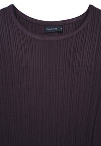 Maglione viola a coste con scollo a girocollo, con un'etichetta che riporta "CALLIOPE," realizzato in tessuto testurizzato con righe verticali.