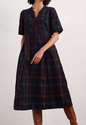 Korte mouwen geruite jurk in donkere tinten met groene, blauwe en oranje accenten; kniehoogte, met knopen aan de voorkant en een losse pasvorm.