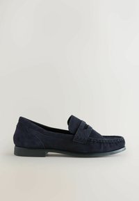 Mocassin homme en daim bleu marine avec petit talon, couture mocassin à l'avant, et bride décorative sur le coup de pied, vu de profil.