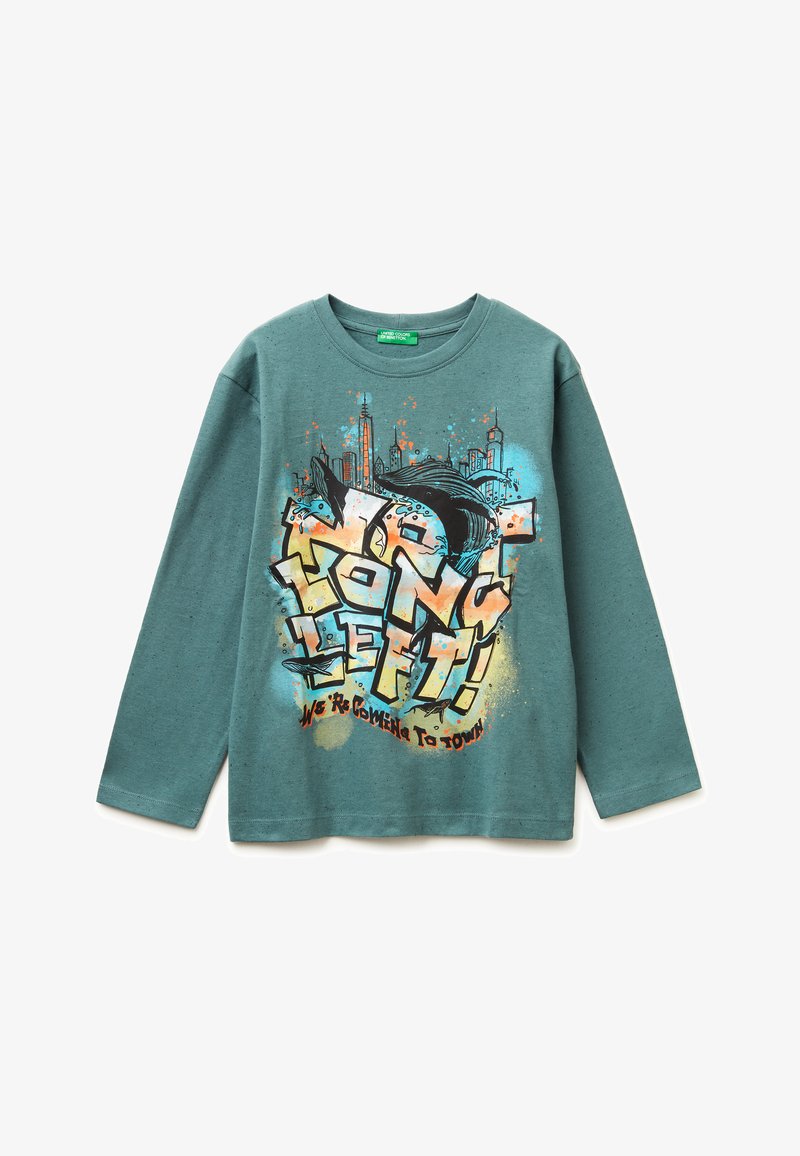 Tričko s dlouhým rukávem vyrobené z tyrkysové látky, které obsahuje grafický potisk s tučným textem a barevnými akcenty znázorňujícími městské prvky a mořský život.