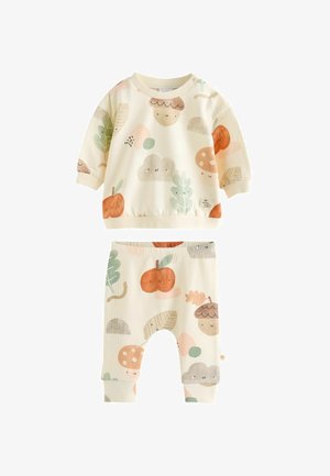 Baby-Outfit in Cremefarben mit langen Ärmeln und Hosen mit lächelnden Eicheln, Blättern, Äpfeln, Wolken und Pilzen in sanften Farben.