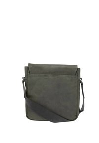 Zielona skórzana torba na ramię z klapą na złożenie, regulowanym czarnym paskiem i subtelną fakturą. Posiada tylną kieszeń na zamek.